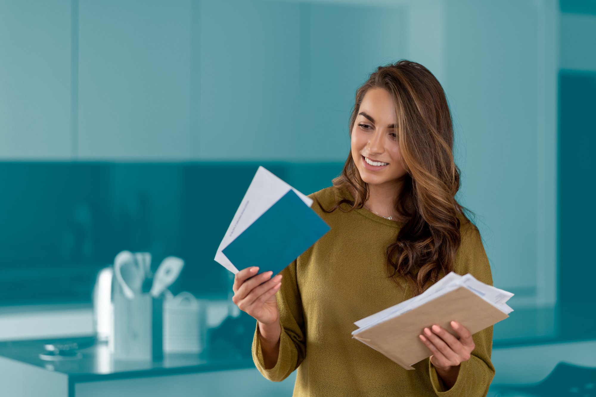 Donna che gestisce posta di marketing per e-commerce - Asendia Italia