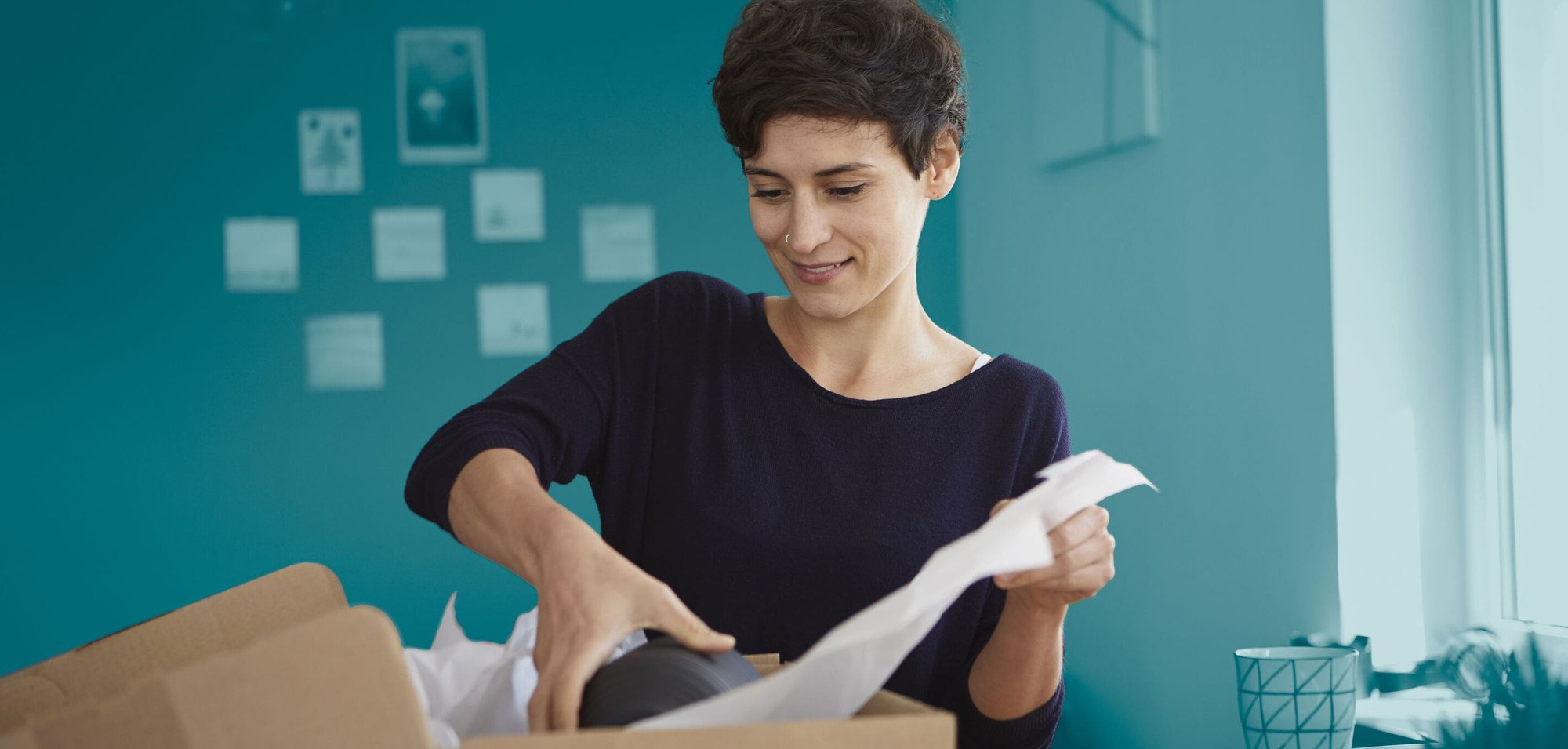 Immagine donna con pacco, servizi Asendia Italia.