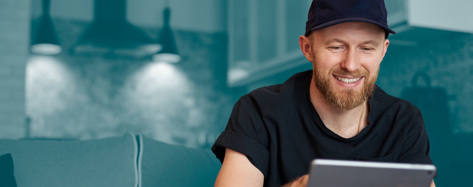 Uomo usando tablet, servizi di spedizione e-PAQ.